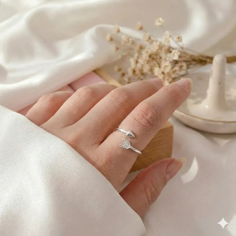 Anel Regulável Flecha Folheado Prata — foto 1